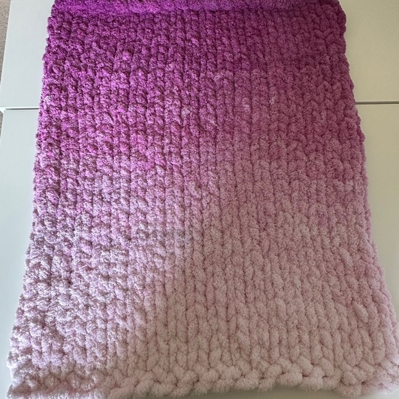 Gradient Ombre Chunky Knit Baby Toddler Pet Blanket - Fluffy and Soft Hand Knit - Picture 8 of 9